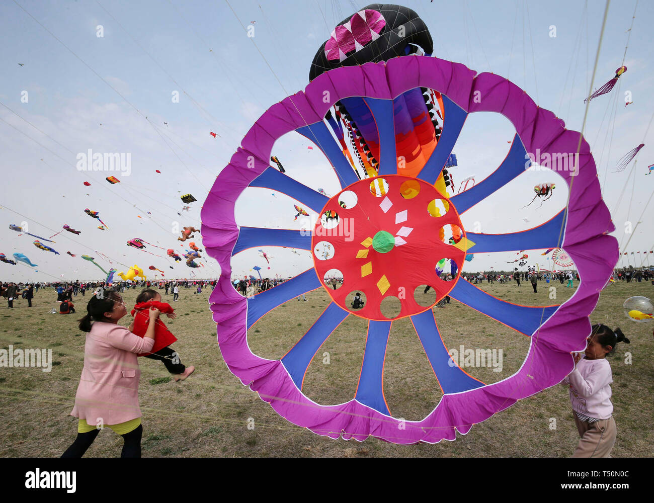 Shanghai, Chine, la province de Shandong. Apr 20, 2019. Les amateurs de cerfs-volants voler leurs cerfs-volants à la cérémonie d'ouverture du 36e Festival International de Cerf-volant Weifang Weifang, dans la province de Shandong en Chine orientale, le 20 avril 2019. Le gala annuel de kite le coup d'ici samedi. Credit : Zhang Chi/Xinhua/Alamy Live News Banque D'Images