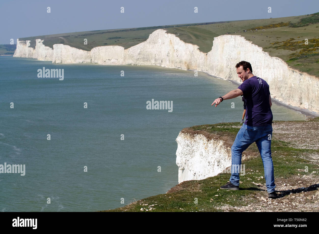 Urrugne, East Sussex, UK. 20 avril 2019. Le temps exceptionnellement doux a vu des milliers de touristes affluent à l'emblématique sept Sœurs des falaises de craie près de Eastbourne, East Sussex, dont beaucoup se selfieis dangereuses sur l'instabilité de la falaise. Un homme a été vu pendant un petit enfant dans ses bras comme il le regarda sur le vide. Les falaises sont jusqu'à 400 pieds de haut et sont un endroit bien connu le suicide. © Peter Cripps/Alamy Live News Banque D'Images