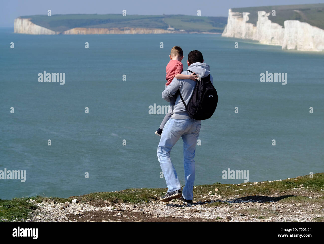 Urrugne, East Sussex, UK. 20 avril 2019. Le temps exceptionnellement doux a vu des milliers de touristes affluent à l'emblématique sept Sœurs des falaises de craie près de Eastbourne, East Sussex, dont beaucoup se selfieis dangereuses sur l'instabilité de la falaise. Un homme a été vu pendant un petit enfant dans ses bras comme il le regarda sur le vide. Les falaises sont jusqu'à 400 pieds de haut et sont un endroit bien connu le suicide. © Peter Cripps/Alamy Live News Banque D'Images