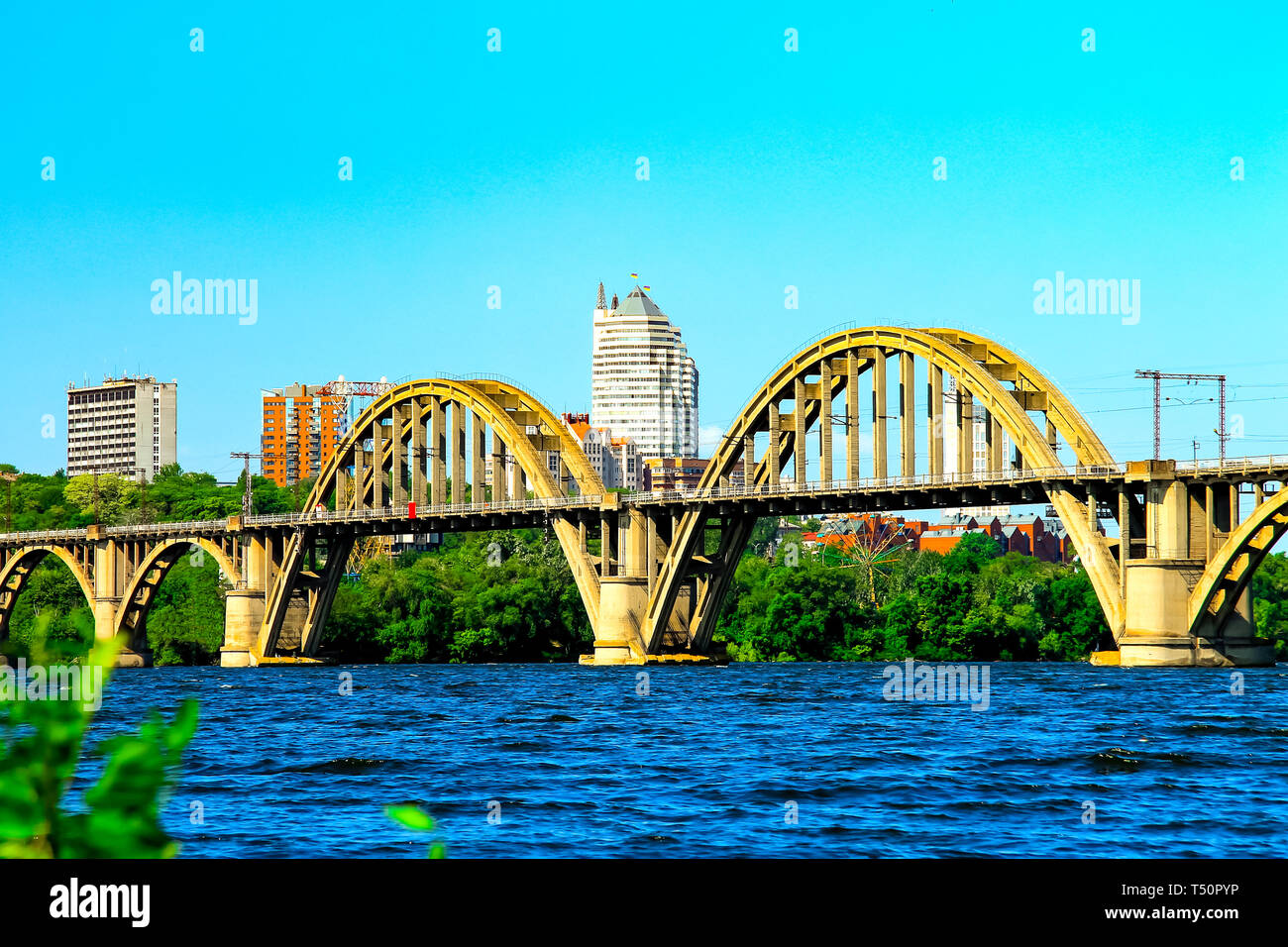 L'été, printemps paysage de la ville avec un pont ferroviaire sur la rivière, vue sur les gratte-ciel, tours de Dnipropetrovsk, Dnepr, Ukraine. Banque D'Images