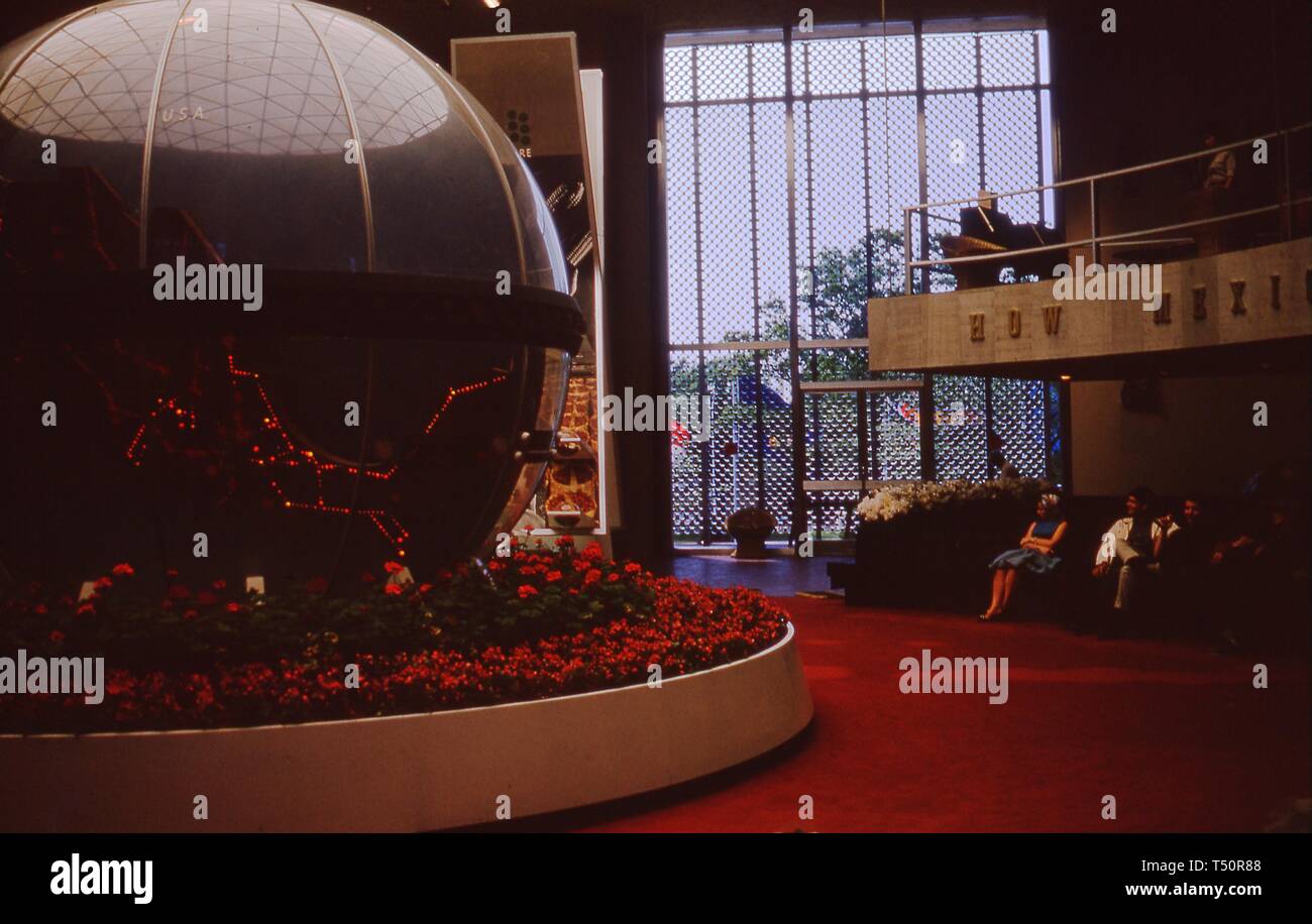 Tourné de l'intérieur de personnes assises à l'intérieur du pavillon du Mexique, près d'une grande sphère transparente avec une carte de la République du Mexique, New York World's Fair, Flushing Meadows Park, Queens, New York, juin 1964. () Banque D'Images
