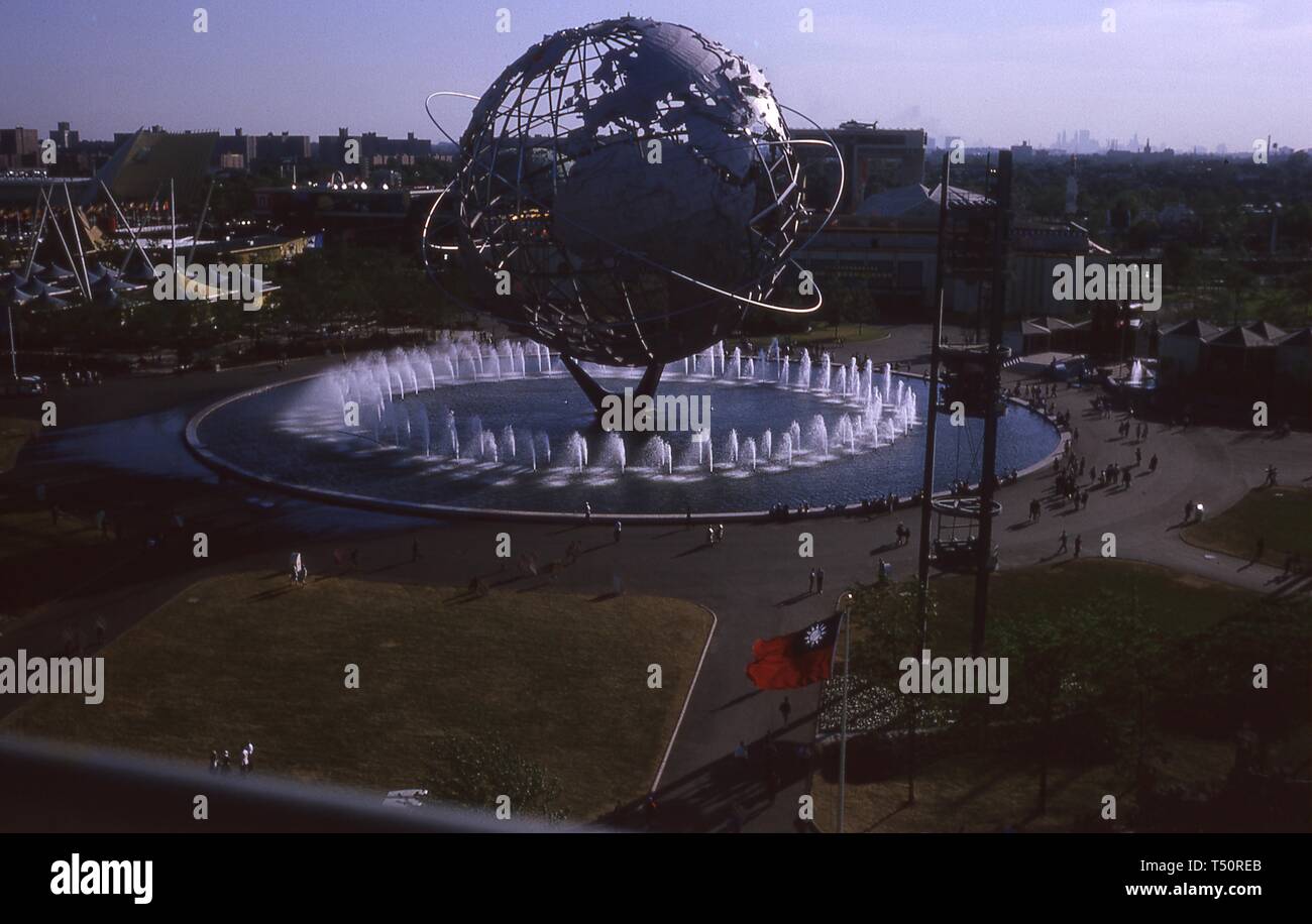 Vue d'ensemble de personnes marchant sur une zone pavée près de la fontaine des continents et de l'Unisphere centrale, 1964 New York World's Fair, Flushing Meadows Park, Queens, New York, mai 1964. () Banque D'Images