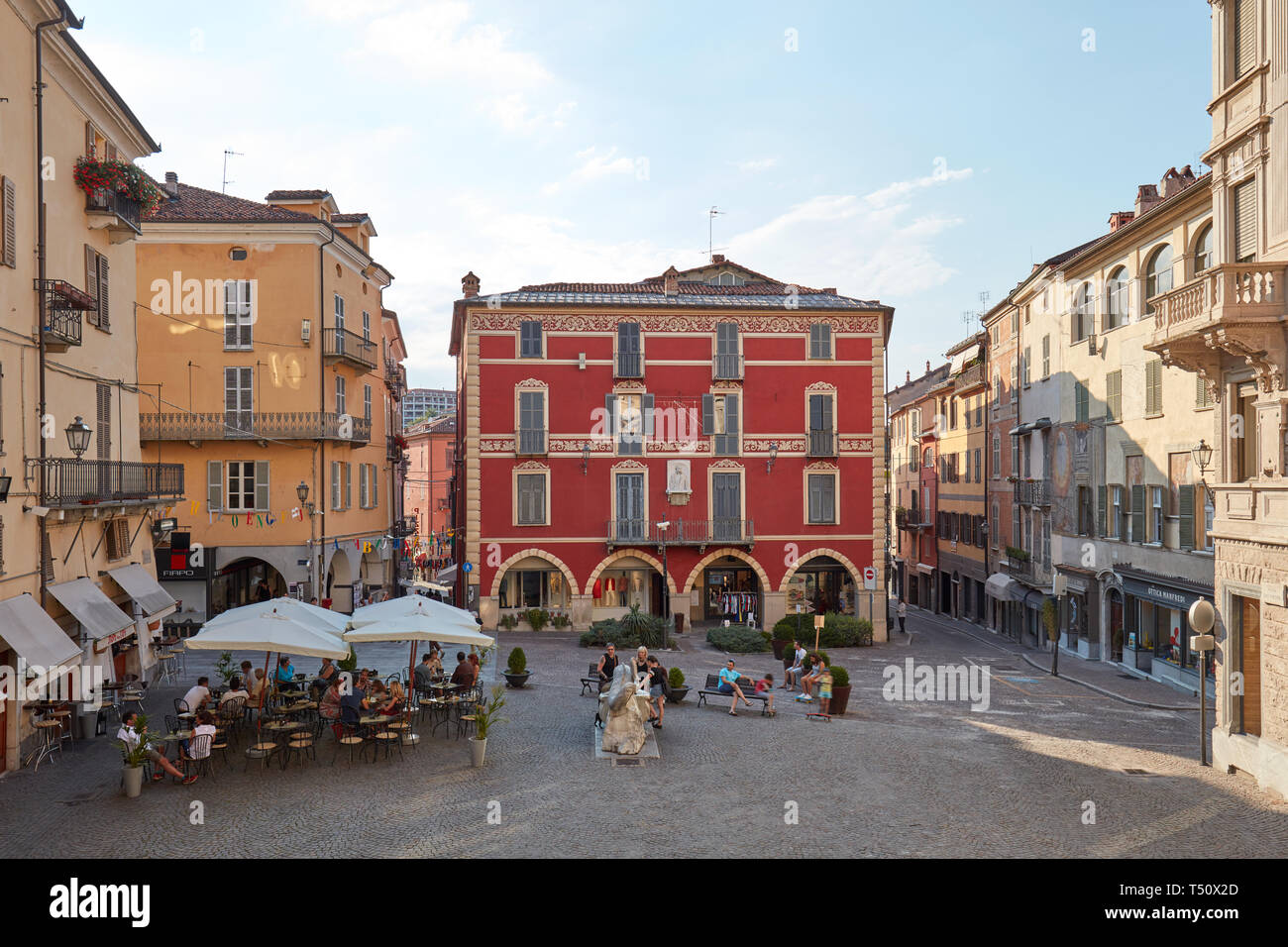 MONDOVI, ITALIE - 15 août 2016 : place Moro avec les gens se détendre dans une journée ensoleillée, ciel bleu à Mondovi, en Italie. Banque D'Images