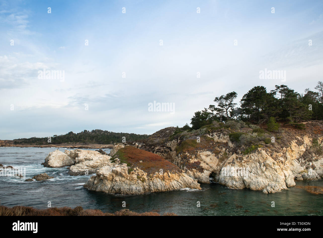 Vue panoramique depuis le sentier de l'anse de la Chine sur le Point Lobos côte rocheuse sur la côte centrale de Californie. Banque D'Images