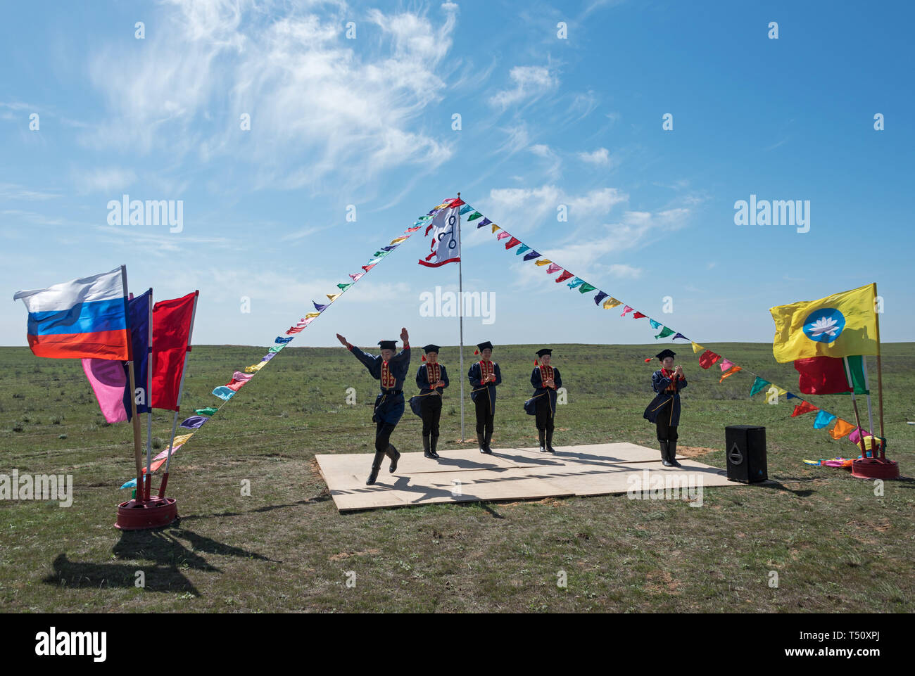 Réunion kalmouk cérémonie et danse ethnique national Kalmouk dans la steppe, Kalmoukie, Russie Banque D'Images