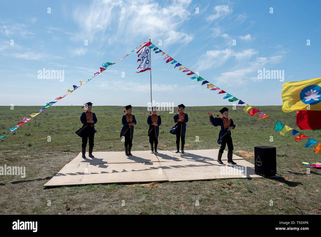 Réunion kalmouk cérémonie et danse ethnique national Kalmouk dans la steppe, Kalmoukie, Russie Banque D'Images