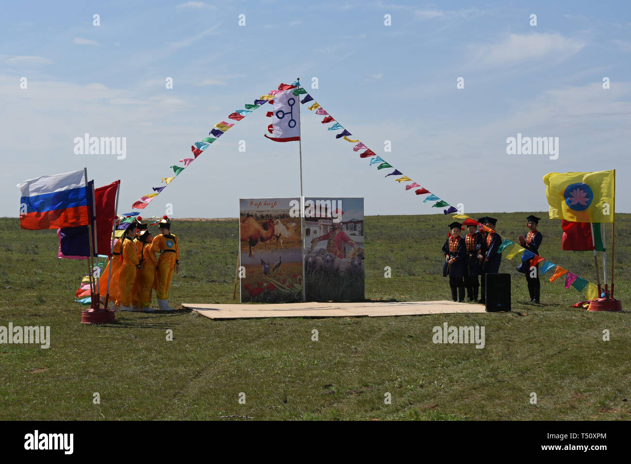 Réunion kalmouk cérémonie et danse ethnique national Kalmouk dans la steppe, Kalmoukie, Russie Banque D'Images