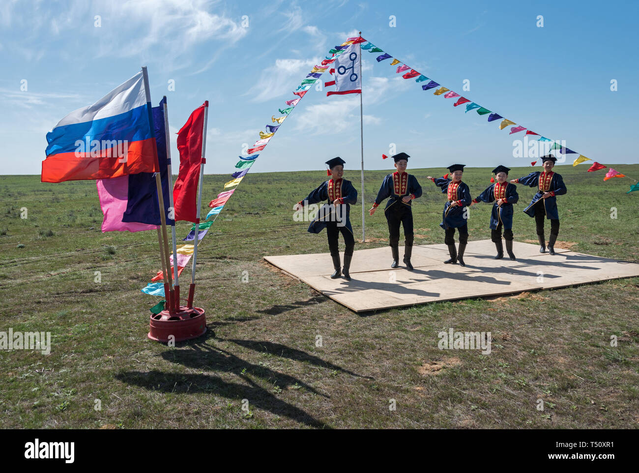 Réunion kalmouk cérémonie et danse ethnique national Kalmouk dans la steppe, Kalmoukie, Russie Banque D'Images