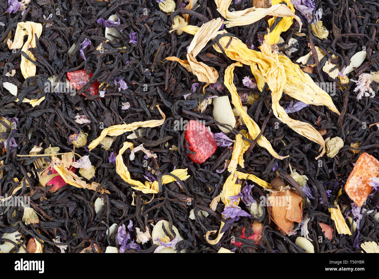 Thé vert et noir mélangé à sec avec des baies de rose musquée, calendula, pétales de tournesol. Peut être utilisé comme arrière-plan. Banque D'Images