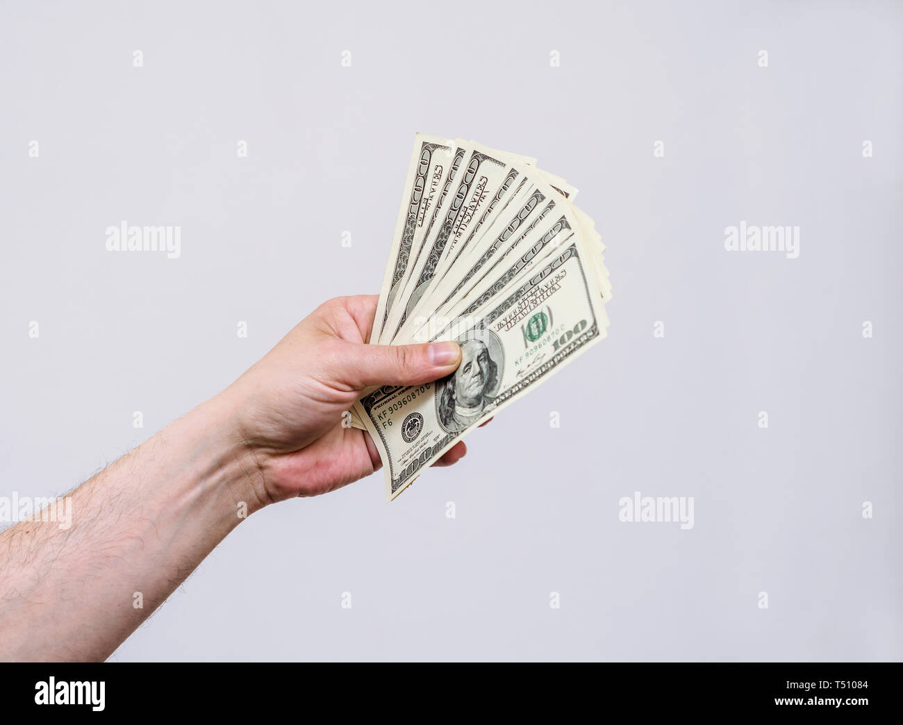 La main de l'homme détient des dollars américains de l'argent. Finances, revenus, crédits. Banque D'Images