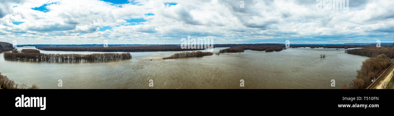 Where Eagles soar - la recherche à travers le Mississippi à partir de l'Illinois de l'Iowa près de Savannah, IL Banque D'Images