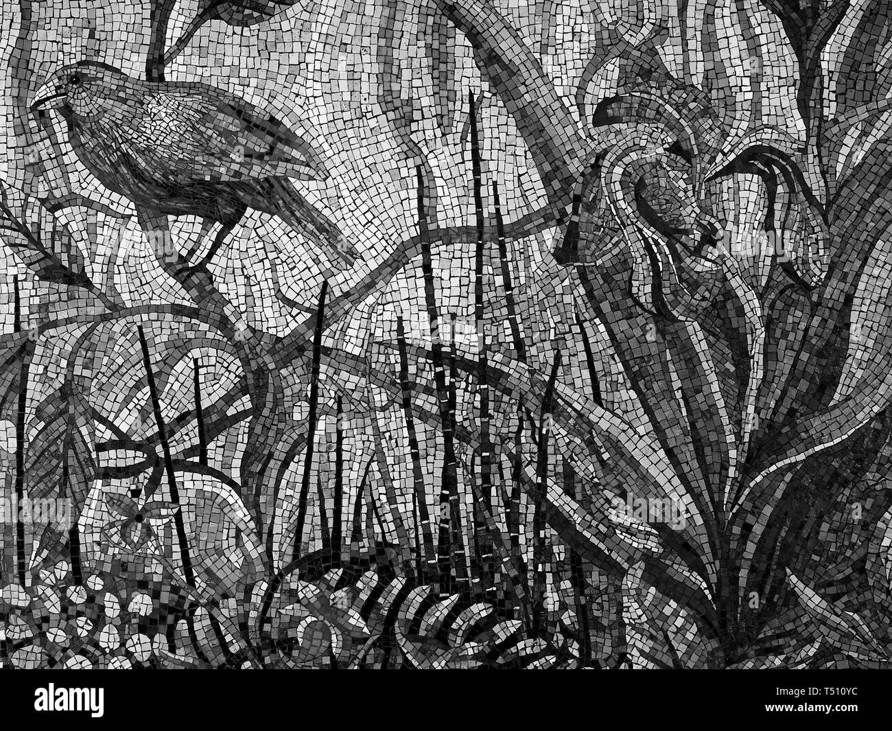 The Woodlands TX USA - 25 janvier 2018 - L'Art de la mosaïque d'un oiseau d'Or & bleu sous un pont en B&W Banque D'Images