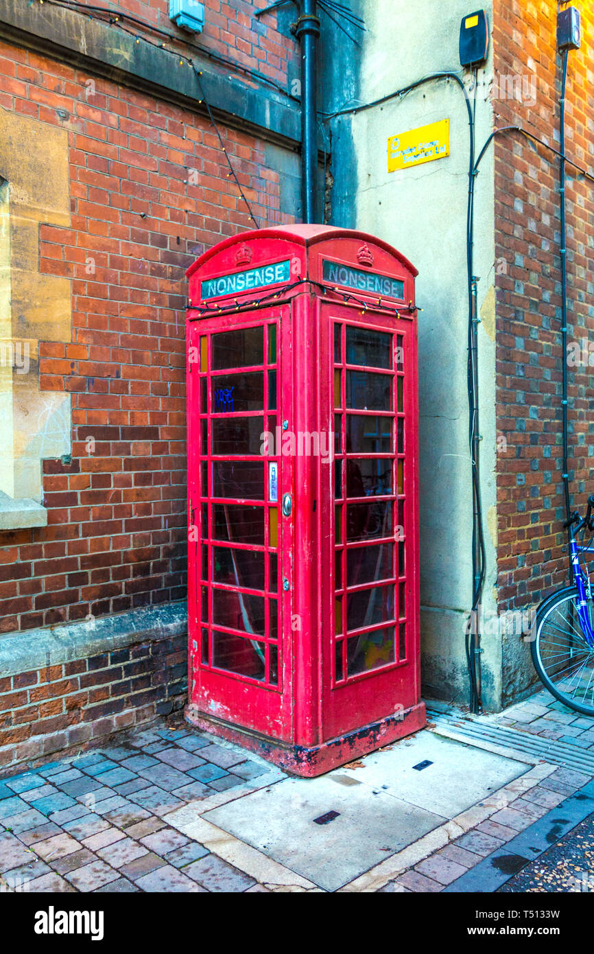 Classé Grade II rouge téléphone fort sur la rue Pembroke avec le mot absurde inscrit, Oxford, UK Banque D'Images