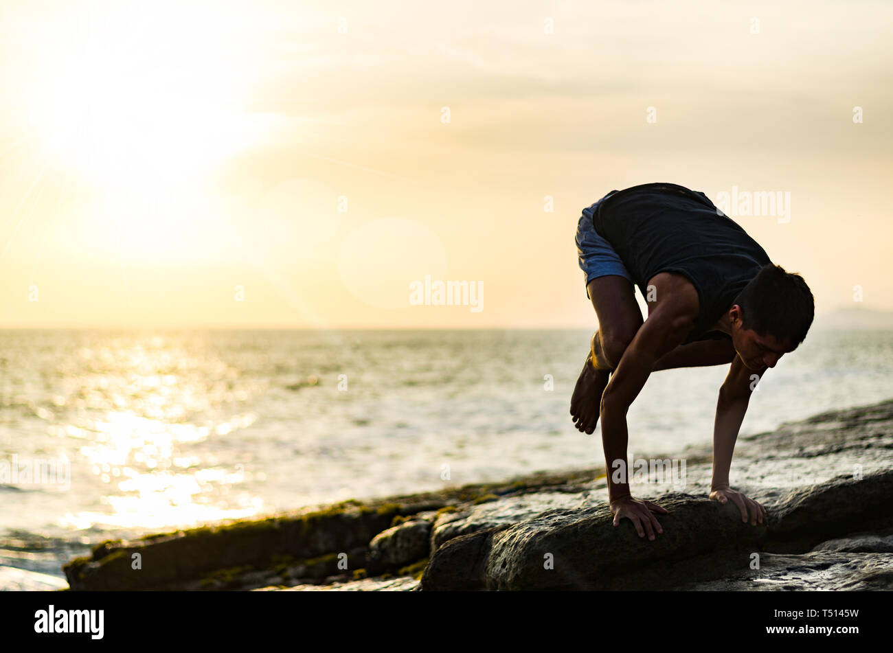 Séance de yoga d'été sur une belle plage d'or de Lima au Pérou tour yoga, Bakasana pose Grue Crow Banque D'Images