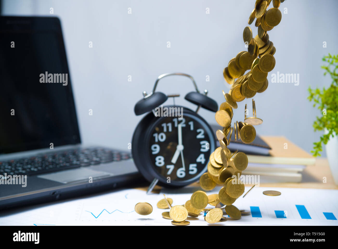 Pièce d'or en baisse, flying coins ou la pluie de l'argent sur la table de travail avec des fournitures de bureau ou du travail de bureau outils essentiels pour l'entreprise concept produits financiers Banque D'Images