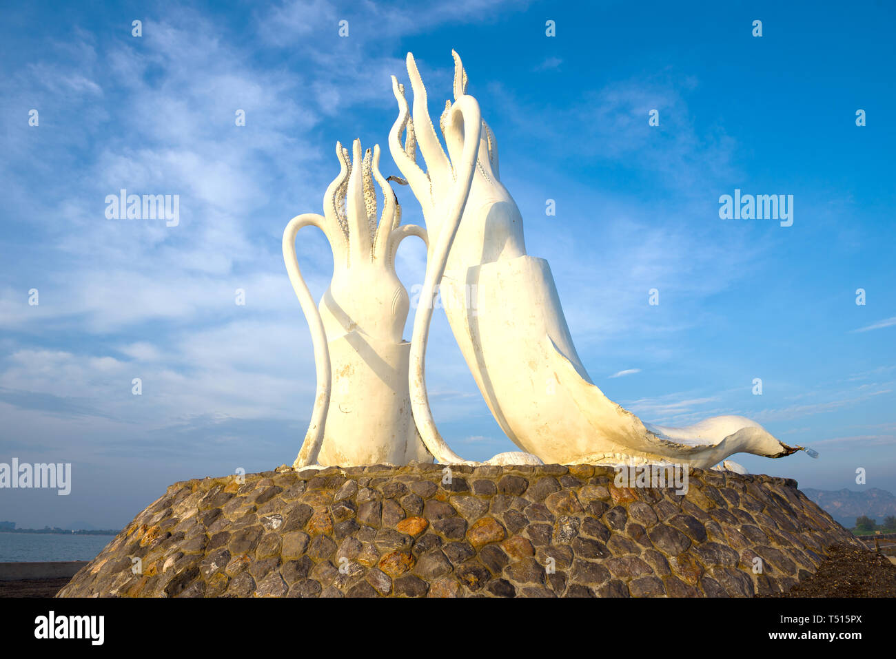 , Thaïlande - 10 décembre 2018 : Sculptures de calmar géant close-up against a blue sky Banque D'Images