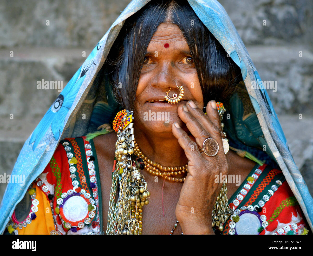 Old Indian Tribal Banjara nez femme porte bijoux, vêtements colorés brodés et une coiffure tribale avec beaucoup de boutons, perles et les disques brillants. Banque D'Images
