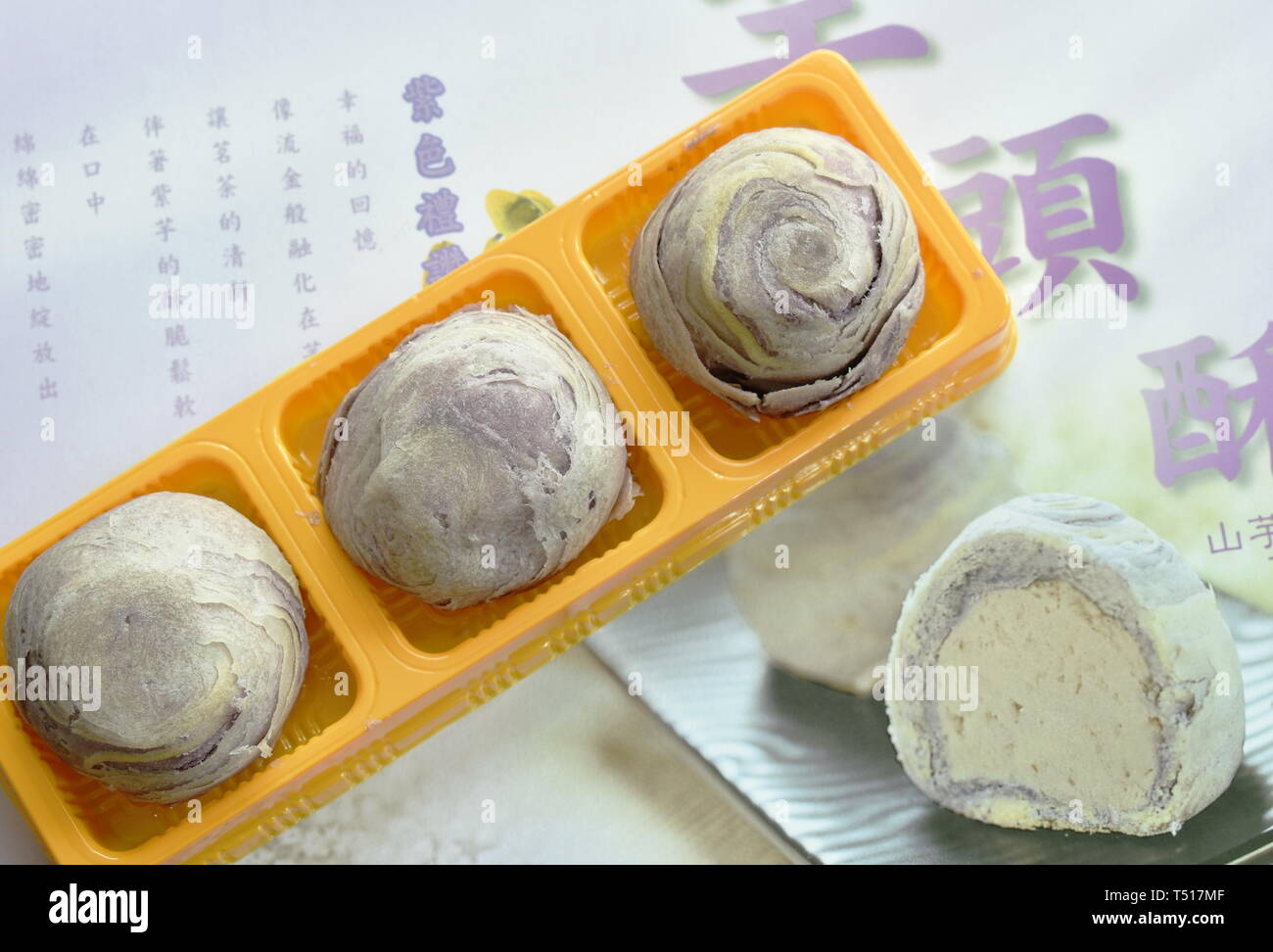 Bangkok Thailande Avril 15, 2019 : gâteau farci purée de taro célèbre emballage alimentaire souvenirs de Taiwan Banque D'Images