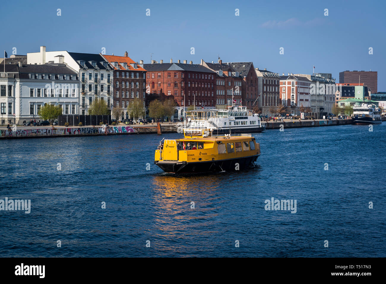 Bus port jaune dans le port de Copenhague, Copenhague, Danemark Banque D'Images