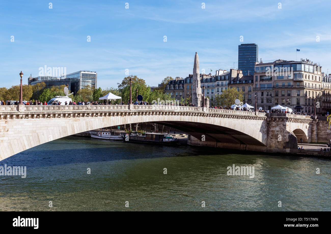 Médias du monde en face de Notre Dame de Paris après l'incendie Banque D'Images