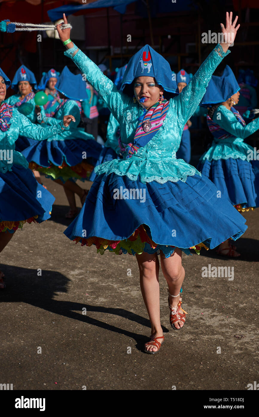 Llamerada danseurs dans des costumes ornés d'effectuer comme ils défilent dans la ville minière d'Oruro sur l'Altiplano de Bolivie durant le carnaval annuel Banque D'Images