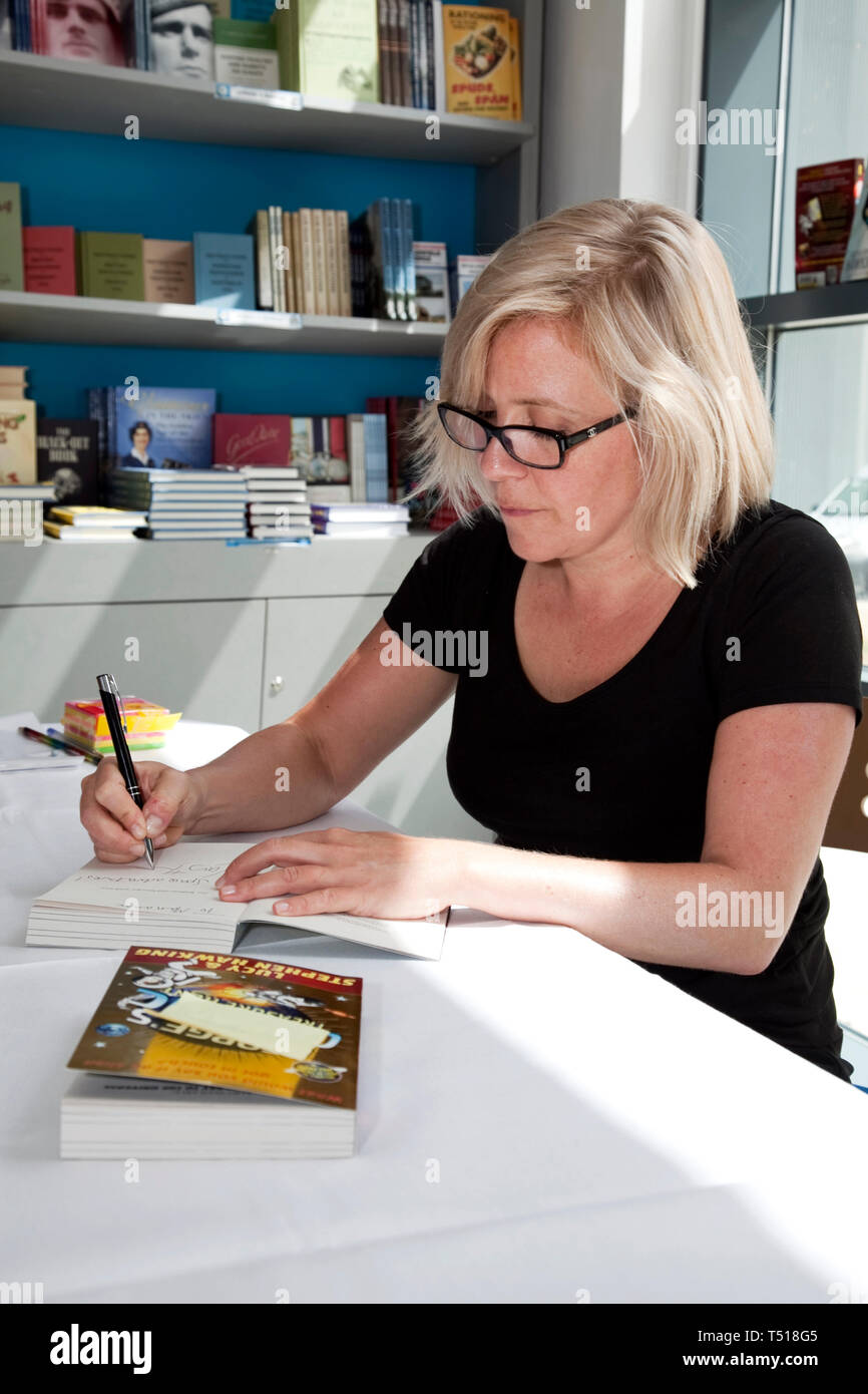 Lucy avec son livre George's Cosmic Treasure Hunt une veille de la planète terre science fiction par Lucy Hawking et son père Pro Stephen Hawking. Banque D'Images