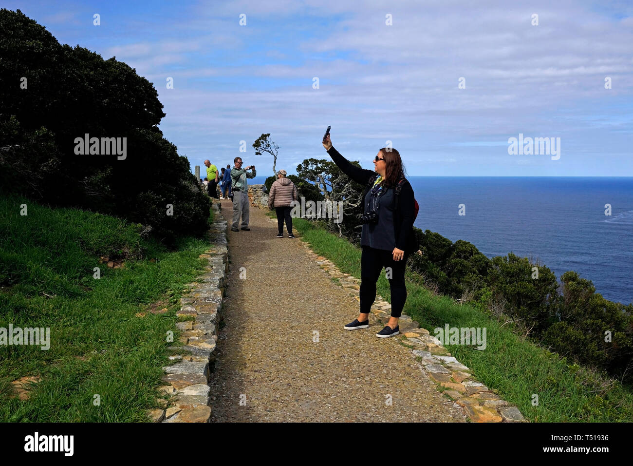 Les visiteurs à profiter de la vue et prendre des autoportraits à Cape Point dans le Cap de Bonne Espérance Nature Reserve, près de Cape Town, Afrique du Sud. Banque D'Images