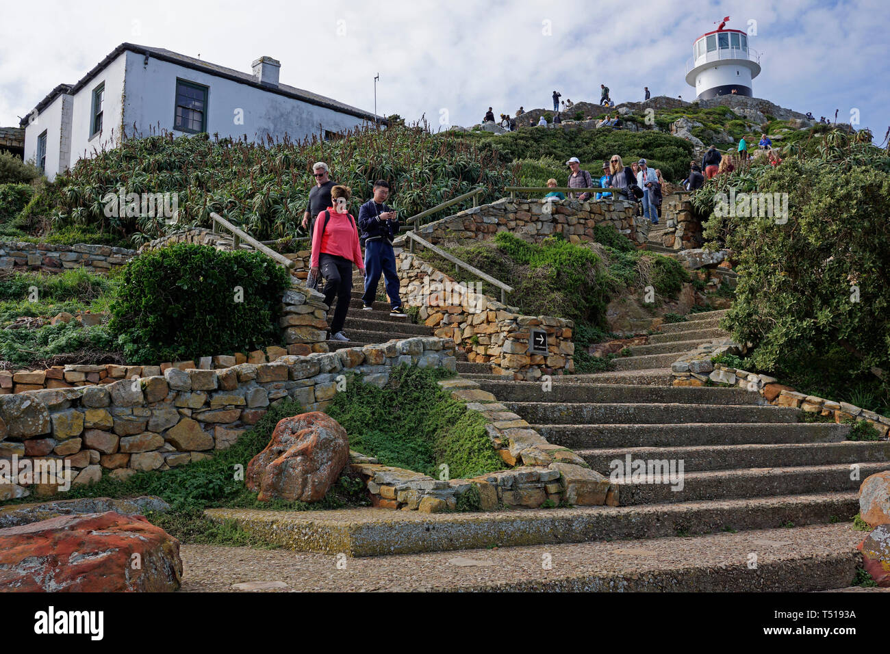 Les visiteurs à profiter de la vue à la pointe du Cap dans le Cap de Bonne Espérance Nature Reserve, près de Cape Town, Afrique du Sud. Banque D'Images