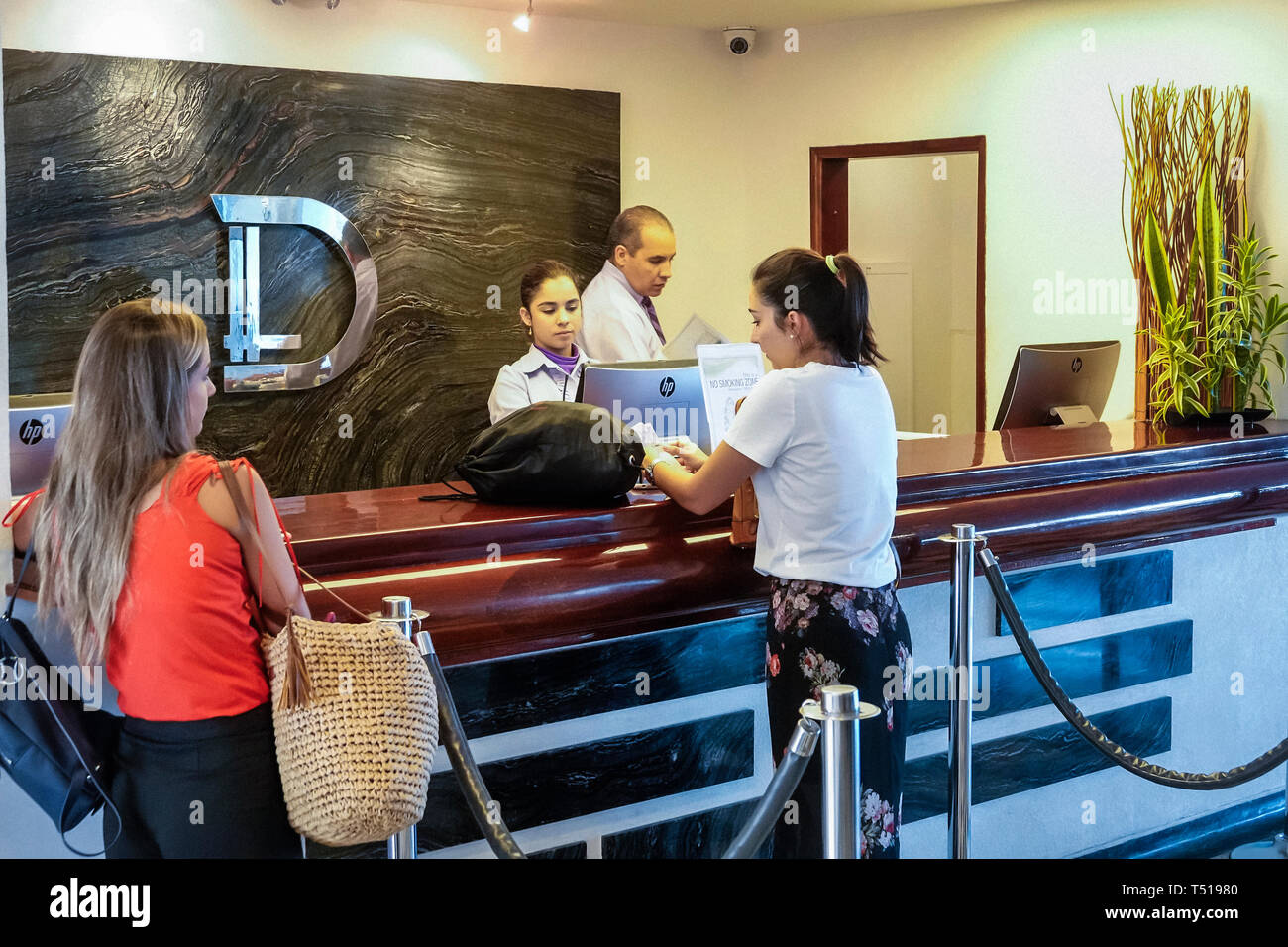 Cartagena Colombie,El Lagito,Hotel Dann,Hotel Hotels Inn motel motels,comptoir de réception avec réservation à l'avant,Hispanic Latin Latino ethnie im Banque D'Images