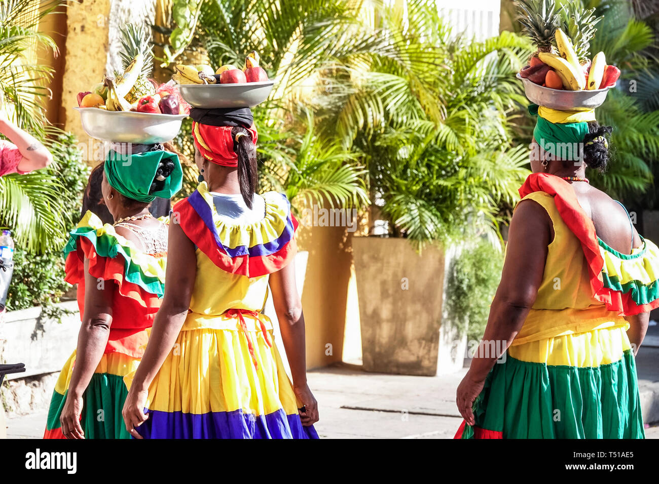 Cartagena Colombie,Afro Caribbean Palenquera,femme femme femme,fournisseur de fruits,costume traditionnel,porte-bol sur la tête,symboles culturels,COL190123111 Banque D'Images