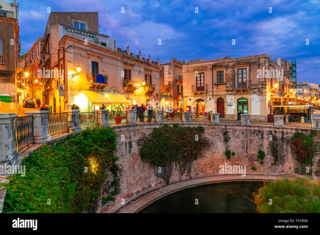 L'île de Syracuse, en Sicile, Italie : vue de la nuit de la fontaine d'Arethusa, Ortigia, Syracuse, une ville historique de l'île de la Sicile, Italie Banque D'Images