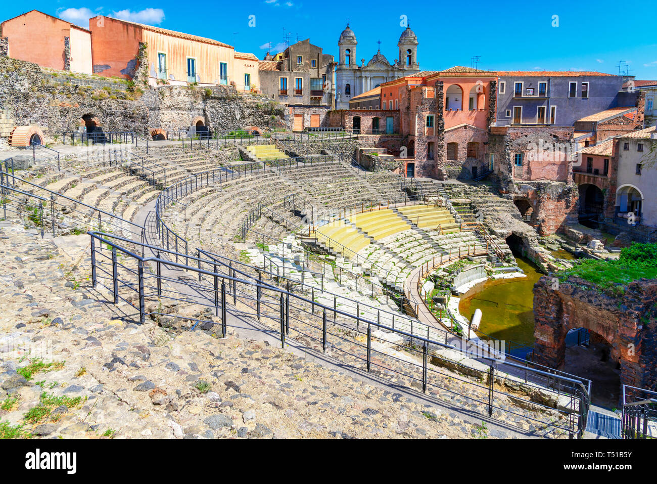 L'île de Catane, en Sicile, Italie : ruines de l'ancien théâtre romain, construit à partir de la lave noire et de calcaire Banque D'Images