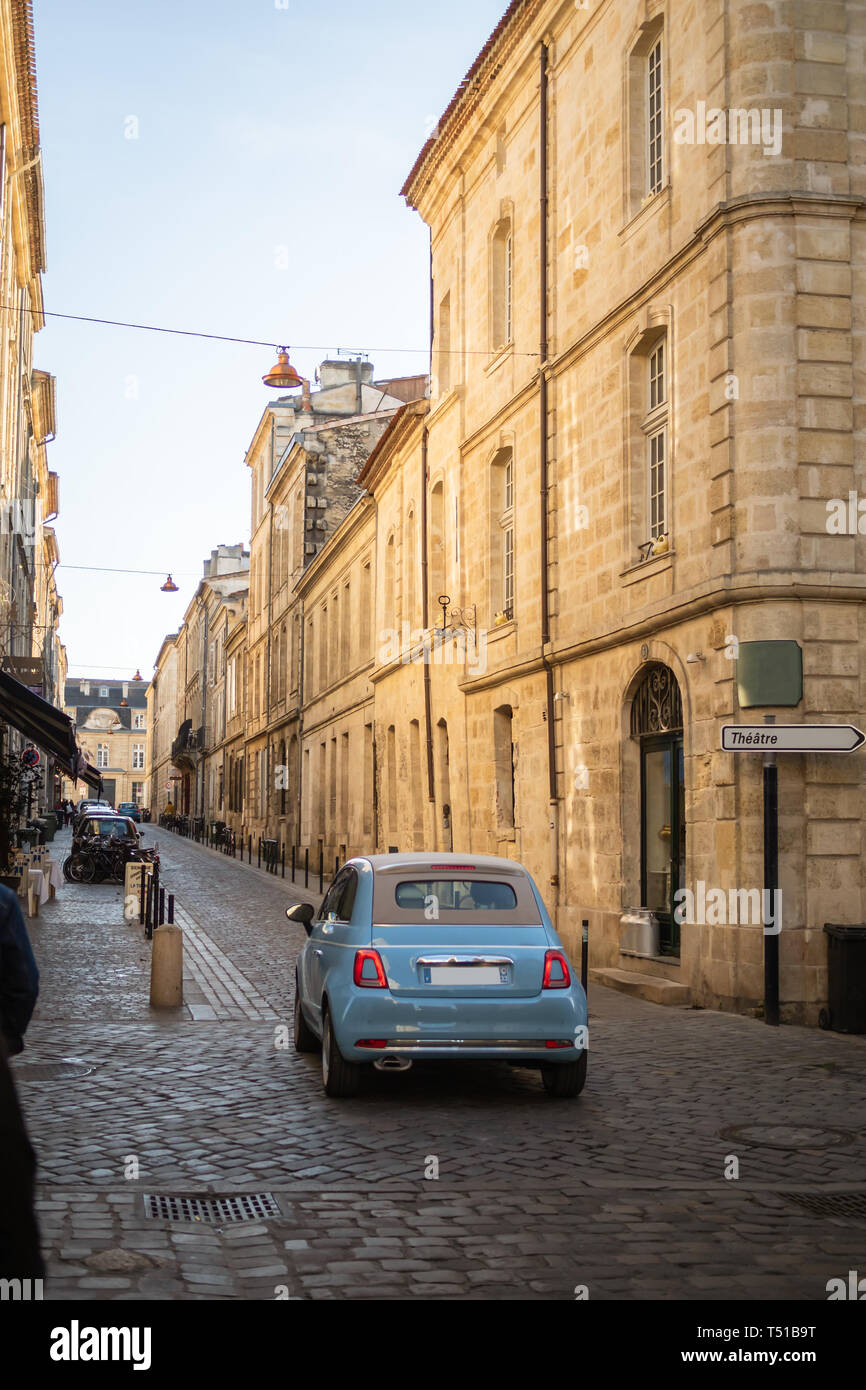 La Dolche Vita avec voiture bleue dans les rues de Bordeaux Banque D'Images