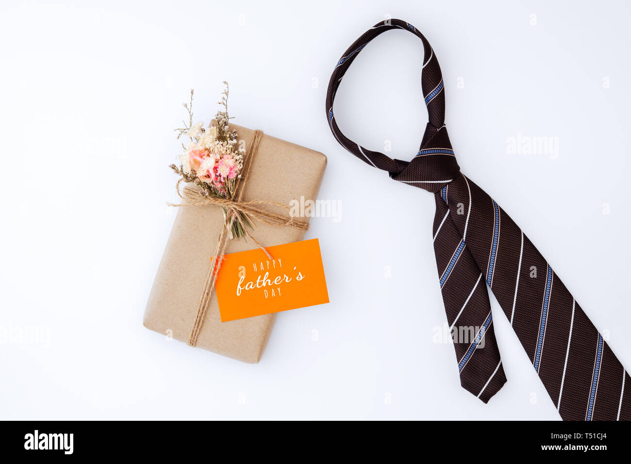Belle petite boîte cadeau bricolage artisanal (package) avec des fleurs et  corde décorative, père blanc et cravate carte nom isolé sur fond blanc. F  Photo Stock - Alamy