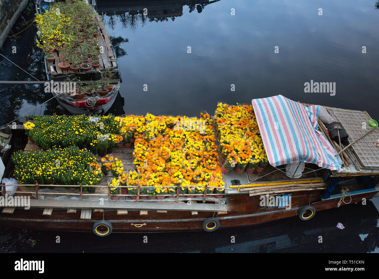 Des fleurs sur les navires à Saigon marché aux fleurs de la Tet au Vietnam. Banque D'Images