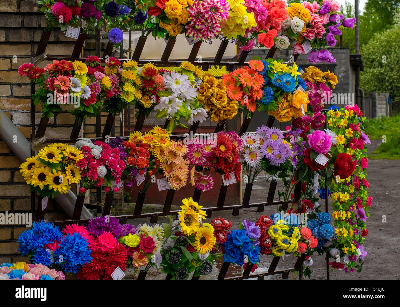 Vitrine pour la vente de bouquets de fleurs dans la rue, temps nuageux Banque D'Images