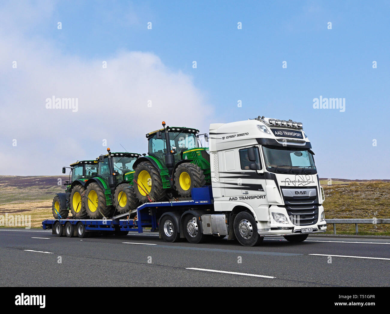 Le VHG Transport AAD avec charge de tracteurs John Deere. Autoroute M6, Southbound, Shap, Cumbria, Angleterre, Royaume-Uni, Europe. Banque D'Images Le VHG Transport AAD avec charge de tracteurs John Deere. Autoroute M6, Southbound, Shap, Cumbria, Angleterre, Royaume-Uni, Europe. Banque D'Images