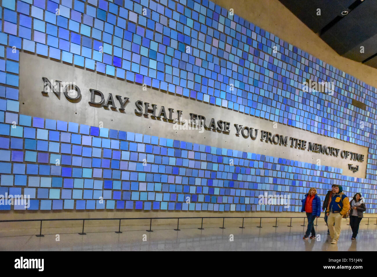À l'intérieur du National le 11 septembre (9/11) et Memorial Museum. Détail d'entrée. Mur bleu avec texte lecture : pas de jour s'effacer de la mémoire Vous o Banque D'Images