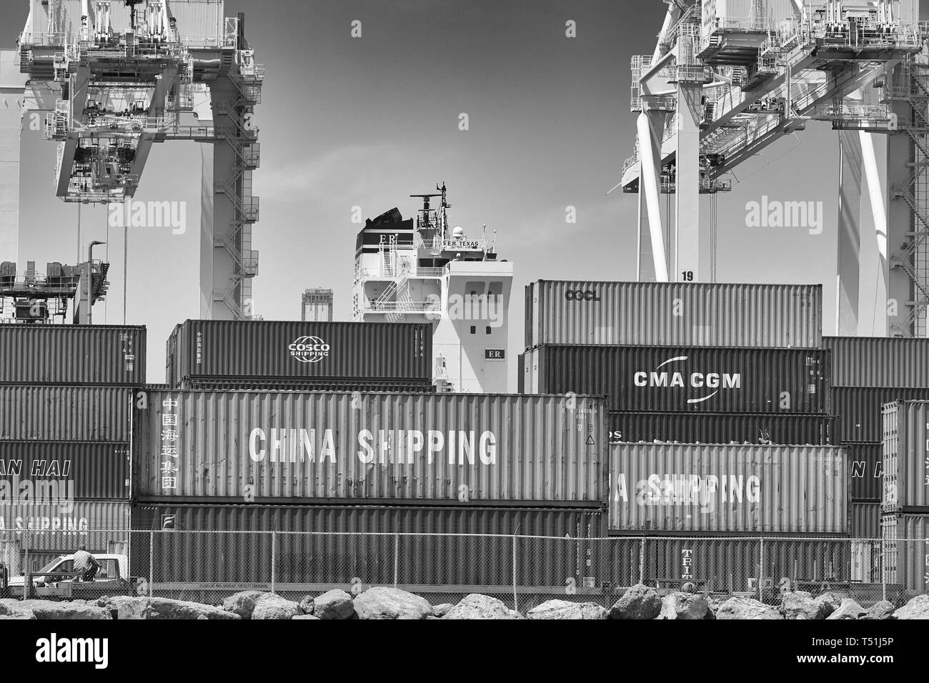 Photo en noir et blanc du pont du porte-conteneurs, E.R. Texas, amarré à Pier J dans le terminal à conteneurs de long Beach, en Californie. ÉTATS-UNIS. Banque D'Images