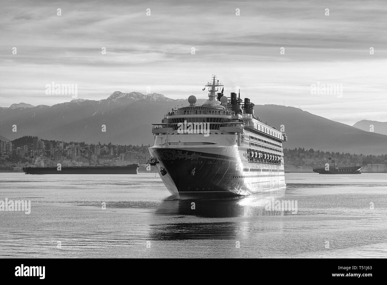 Moody photo noir et blanc du navire géant Disney Cruise Line, Disney Wonder, arrivant à Vancouver, en Colombie-Britannique. Canada. Banque D'Images