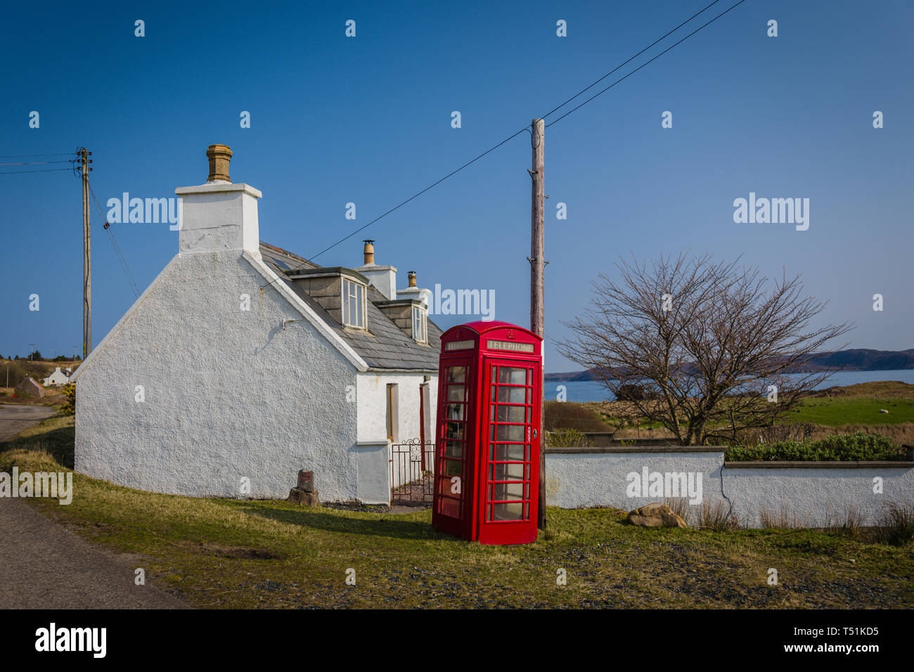 Crofters cottage et cabine téléphonique, Loch Ewe, Poolewe, côte ouest de l'Écosse. Banque D'Images