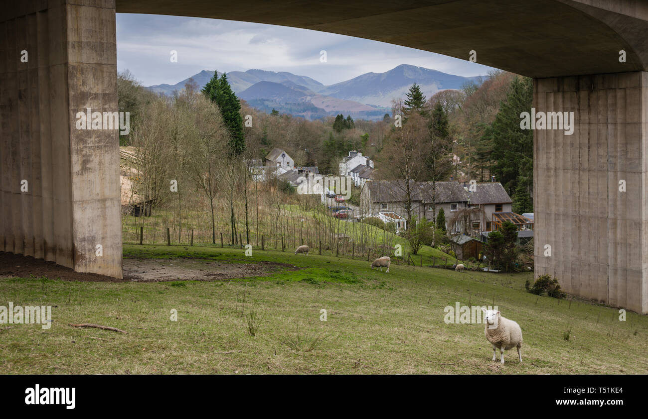 A66 Keswick bypass bridge encadrant le paysage de Lake District. Banque D'Images