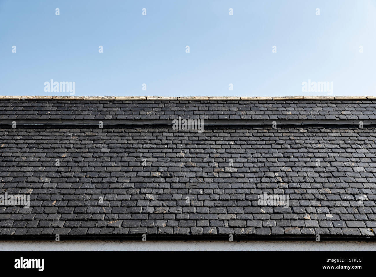 Toit de tuiles sur un chalet traditionnel écossais, Poolewe, en Écosse. Banque D'Images