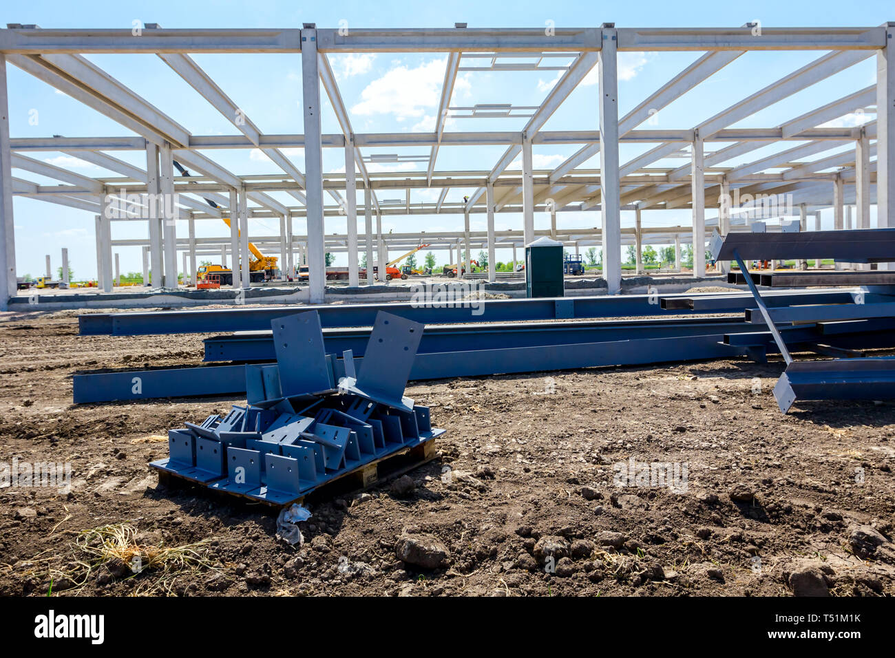 Empilés, peint, poutres métalliques soudés, poutres de structure pour la construction en métal à l'emplacement de l'édifice. Banque D'Images