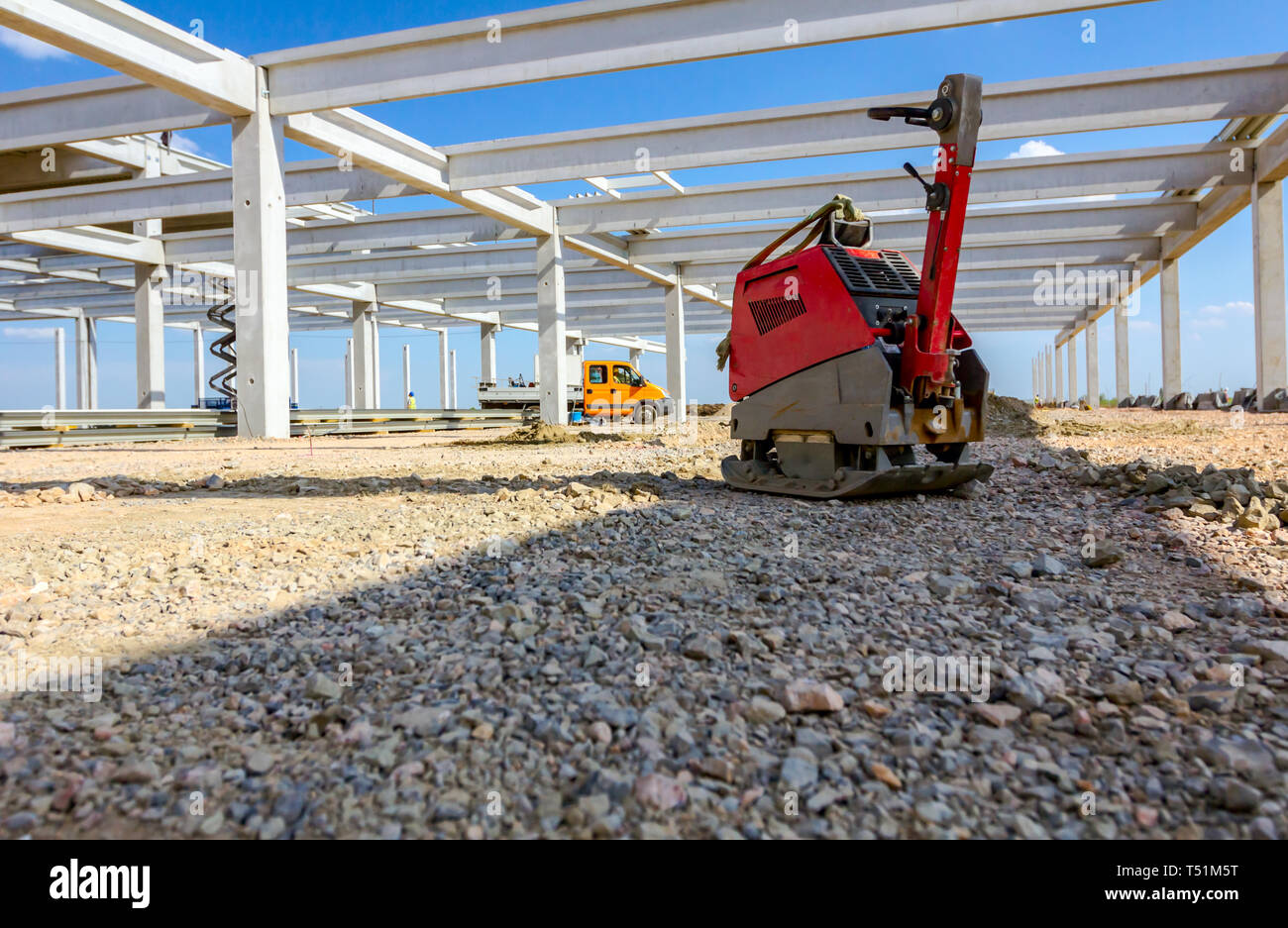 Utilisé compacteur vibrant, vibratoire marteau, jumping jack, machine outil électrique placé dans l'ombre au site de construction. Banque D'Images