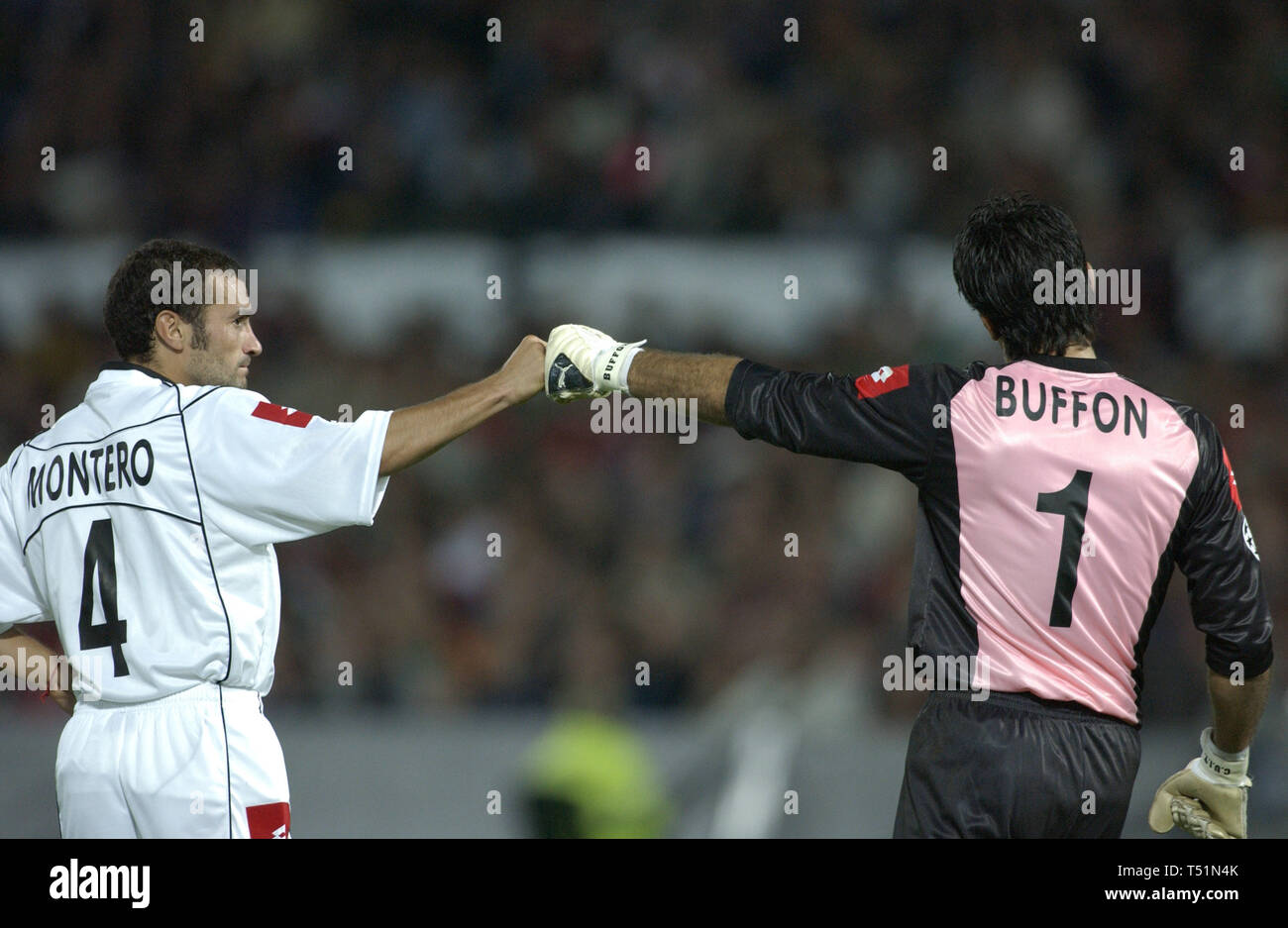 De Kuip Rotterdam Pays-Bas 18.9.2002 : football, Ligue des Champions première phase, Feyenoord Rotterdam (rouge) contre la Juventus de Turin (blanc) 1:1 --- Paolo Montero, Gianluigi Buffon (Juventus) Banque D'Images