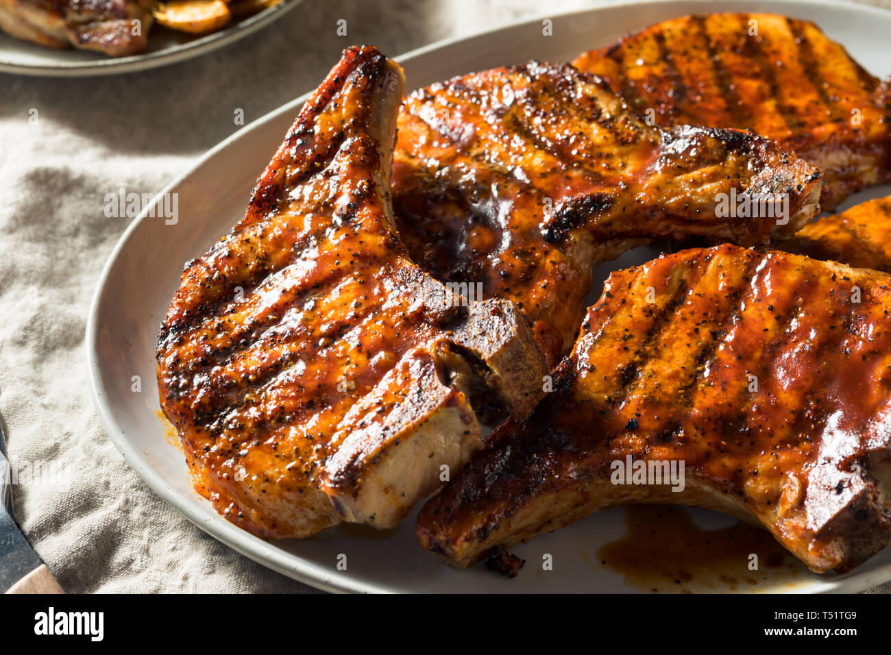 Côtelettes de porc barbecue maison prêt à manger Banque D'Images