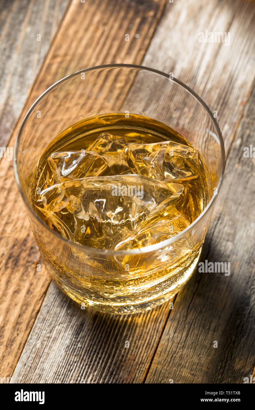 L'Amber Whiskey on the Rocks dans un verre Banque D'Images