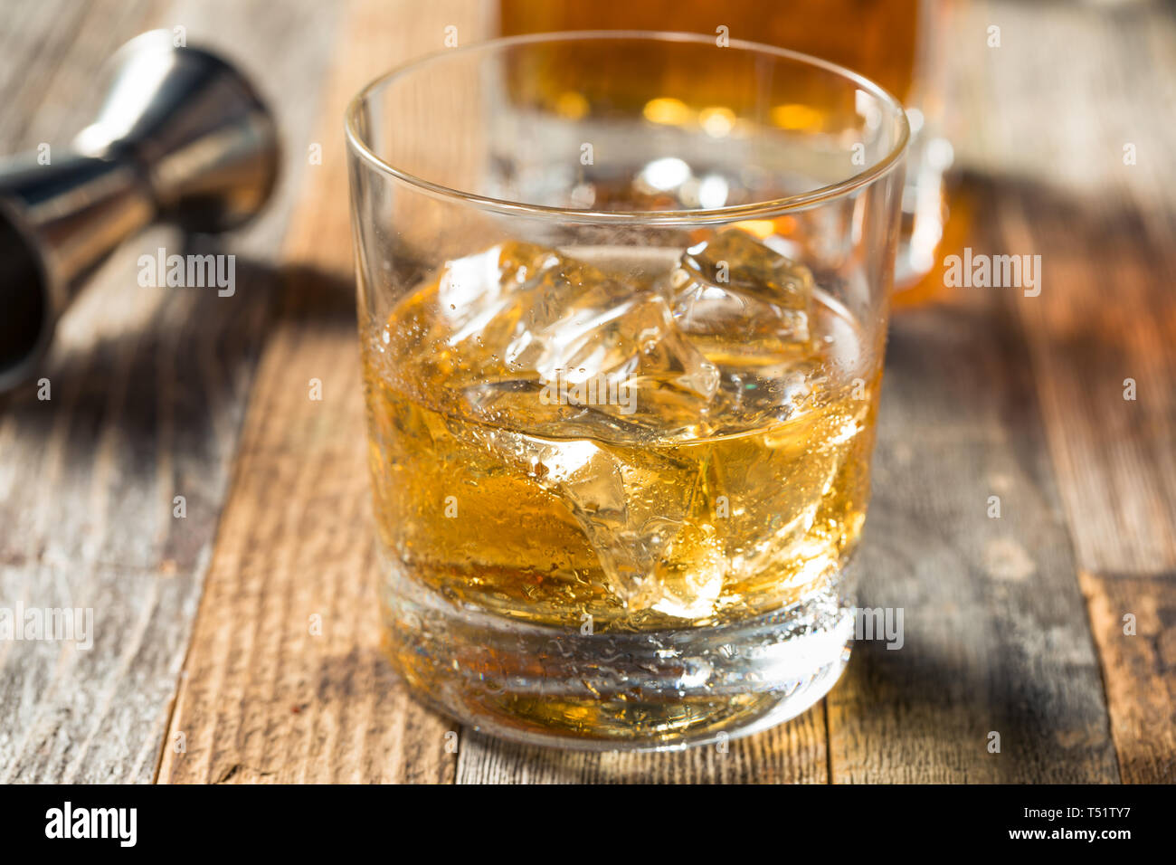 L'Amber Whiskey on the Rocks dans un verre Banque D'Images