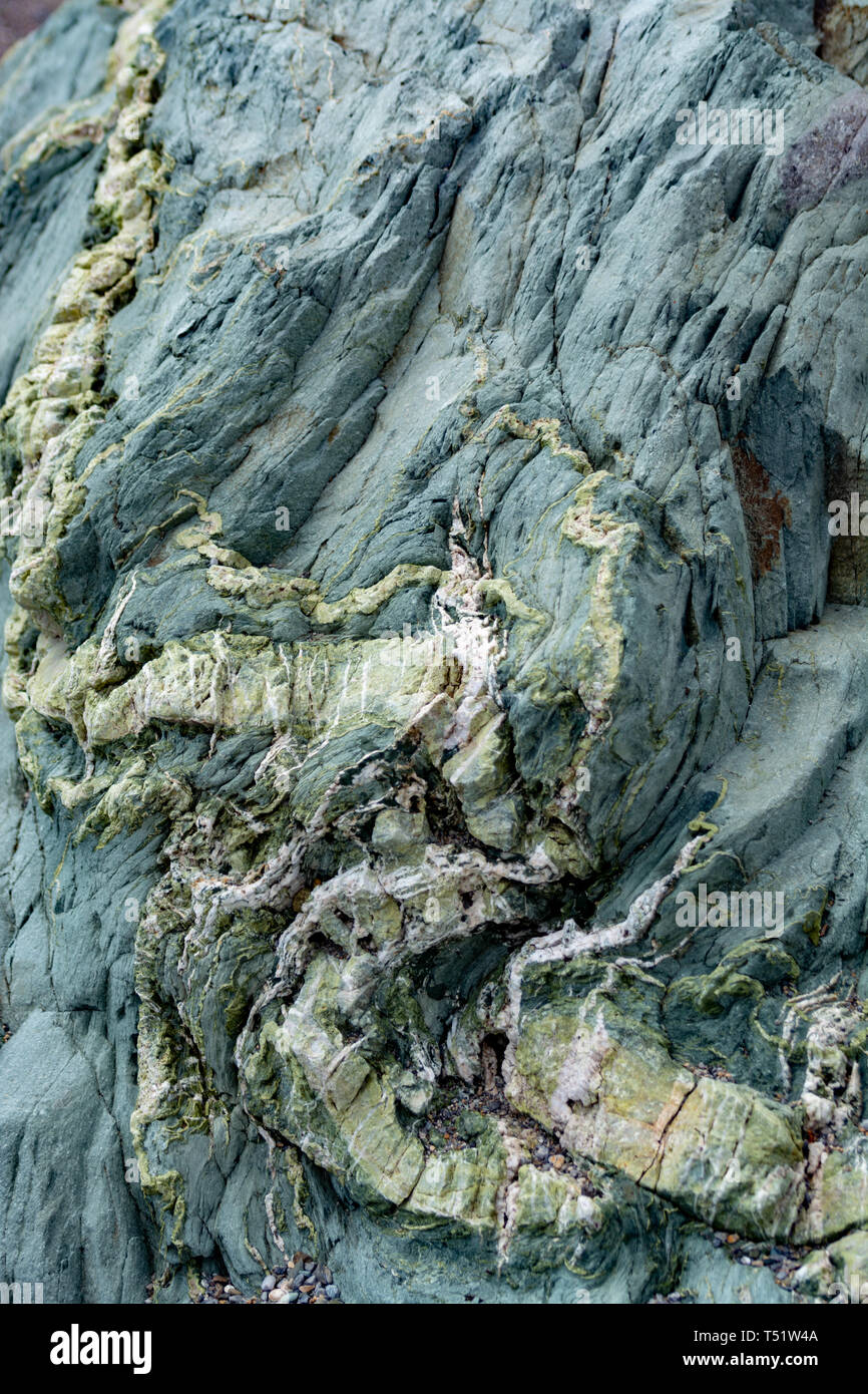 Avec l'arrière-plan minéral vert rock close up, texture de pierre précieuse, l'olivine, l'amazonite, l'amphibolite, géologie historique Banque D'Images